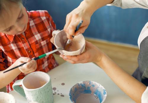 Création de pots par les enfants